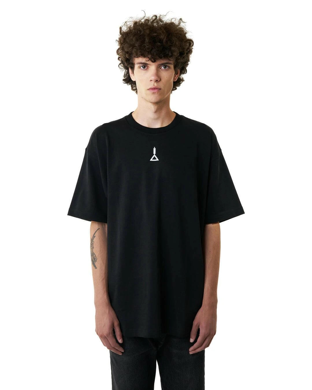 تيشيرت اوفر سايز اسود قطن بتصميم عصري أنيق