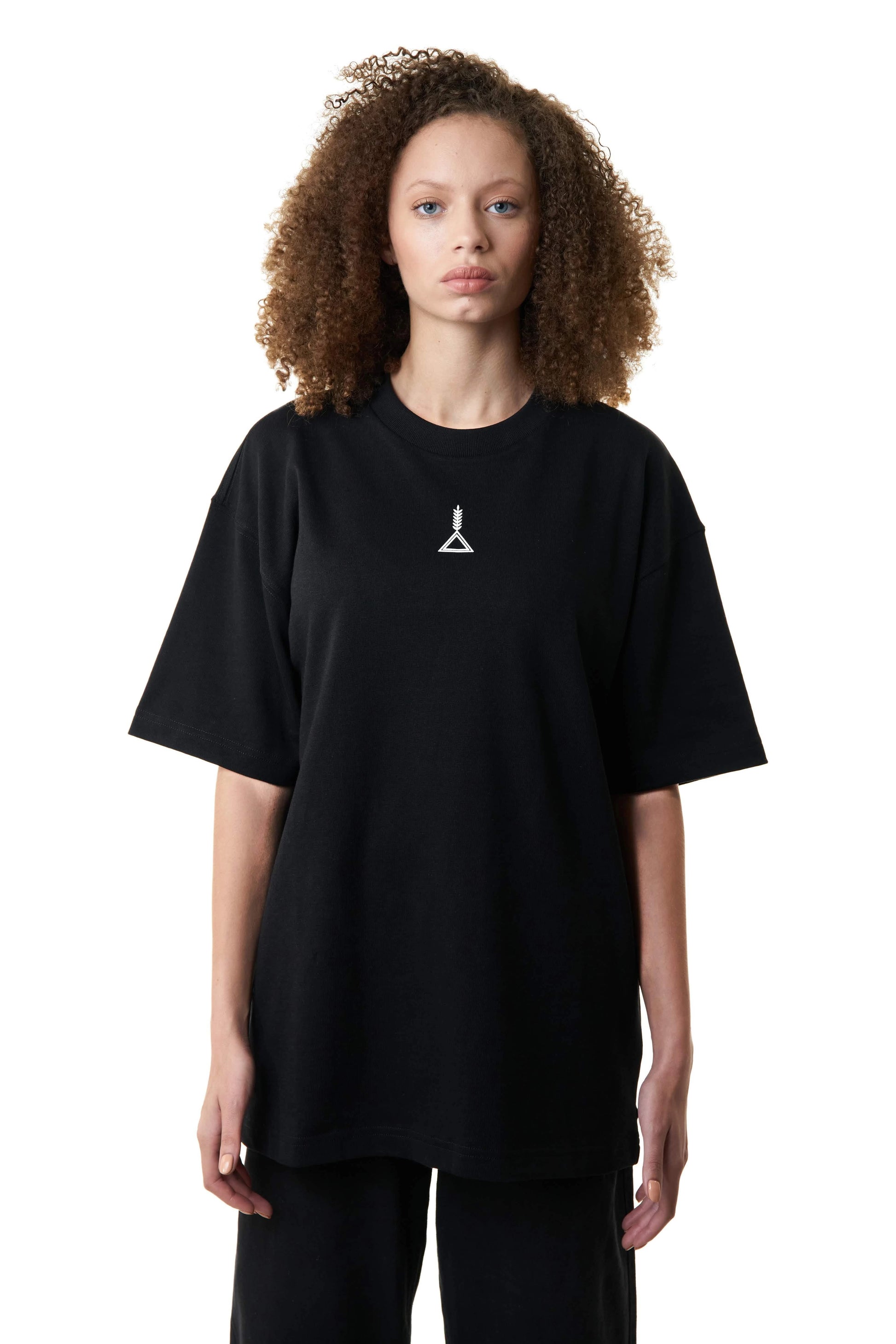 أفضل براند ملابس سعودي يقدم تيشيرت اوفر سايز اسود