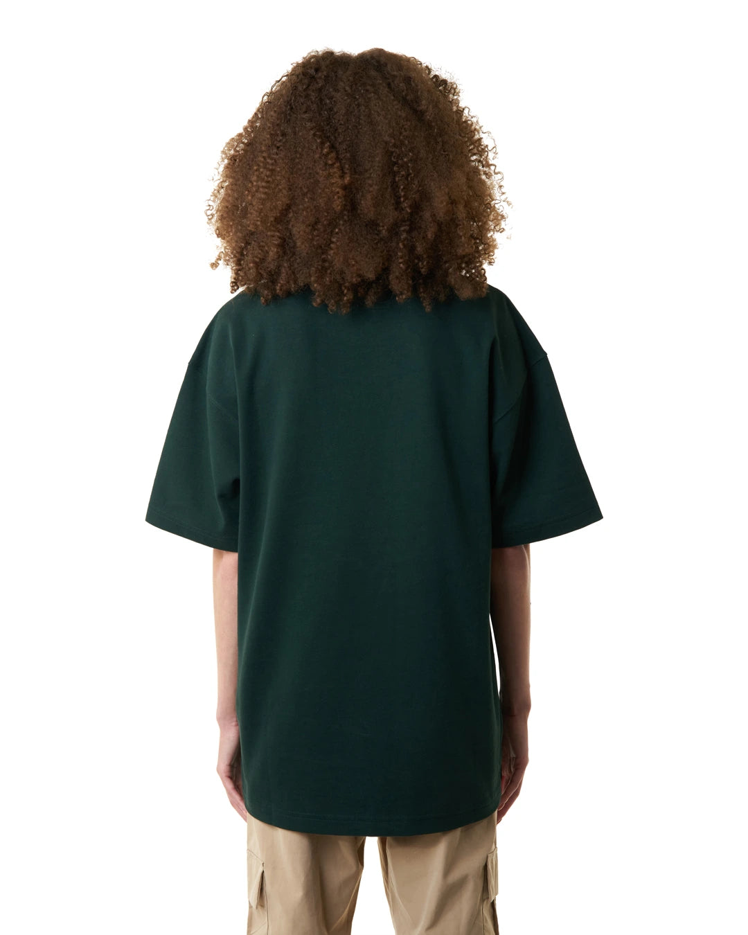 تيشيرت اخضر غامق بأكمام قصيرة وقصّة مريحة