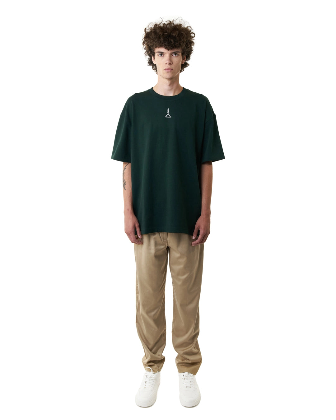 تيشيرت اخضر غامق مع لوجو بسيط على الصدر