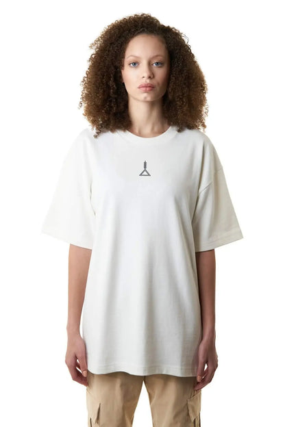 تيشيرت اوف وايت مع لوجو بسيط علي الصدر