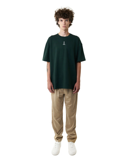 تيشيرت اخضر غامق مع لوجو بسيط على الصدر